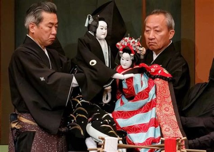How are bunraku puppets made