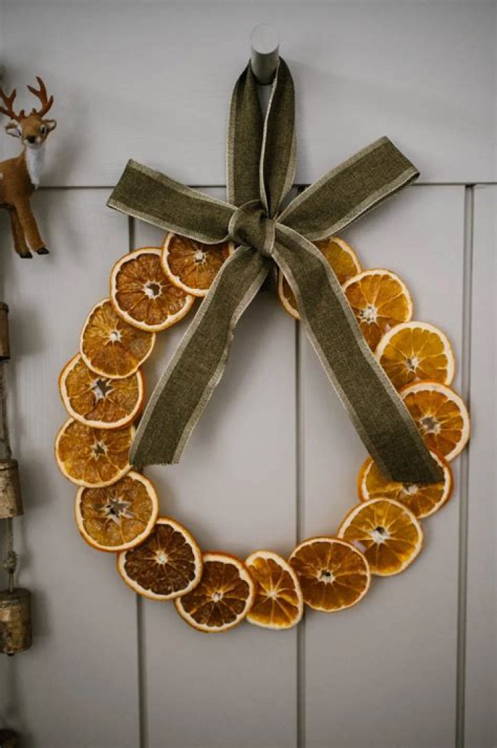 How do you make dried orange wreaths