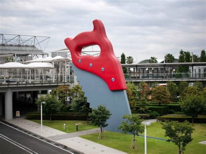 How does Claes Oldenburg make his sculptures