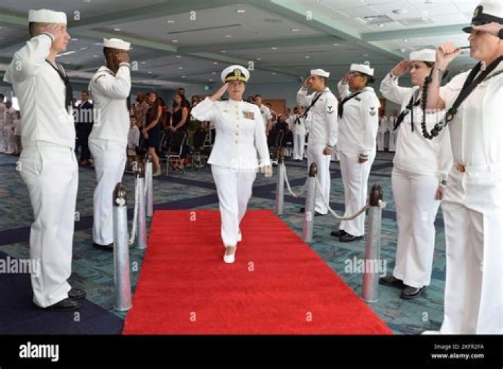 How many Sideboys does a Navy commander have
