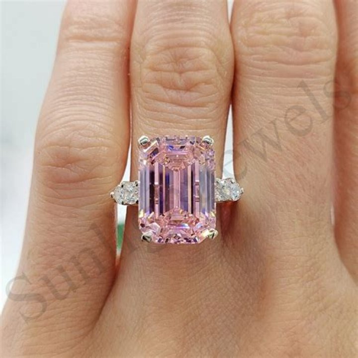 How much is a one carat pink diamond worth
