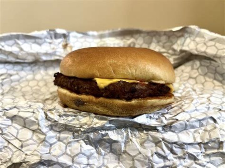 What comes on a Hardees cheeseburger