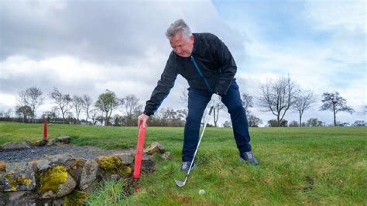 What do yellow stakes mean on a golf course