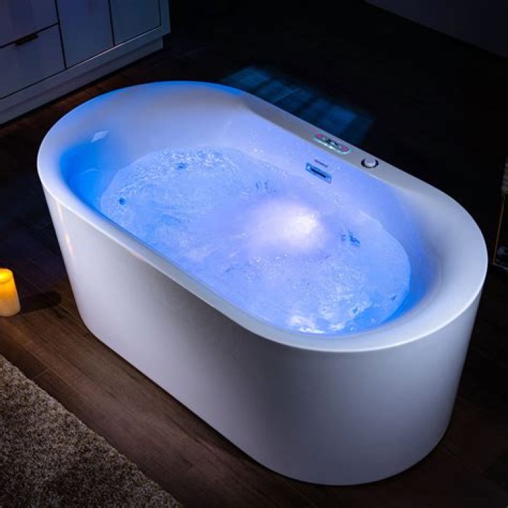 What kind of bathroom has a whirlpool tub?