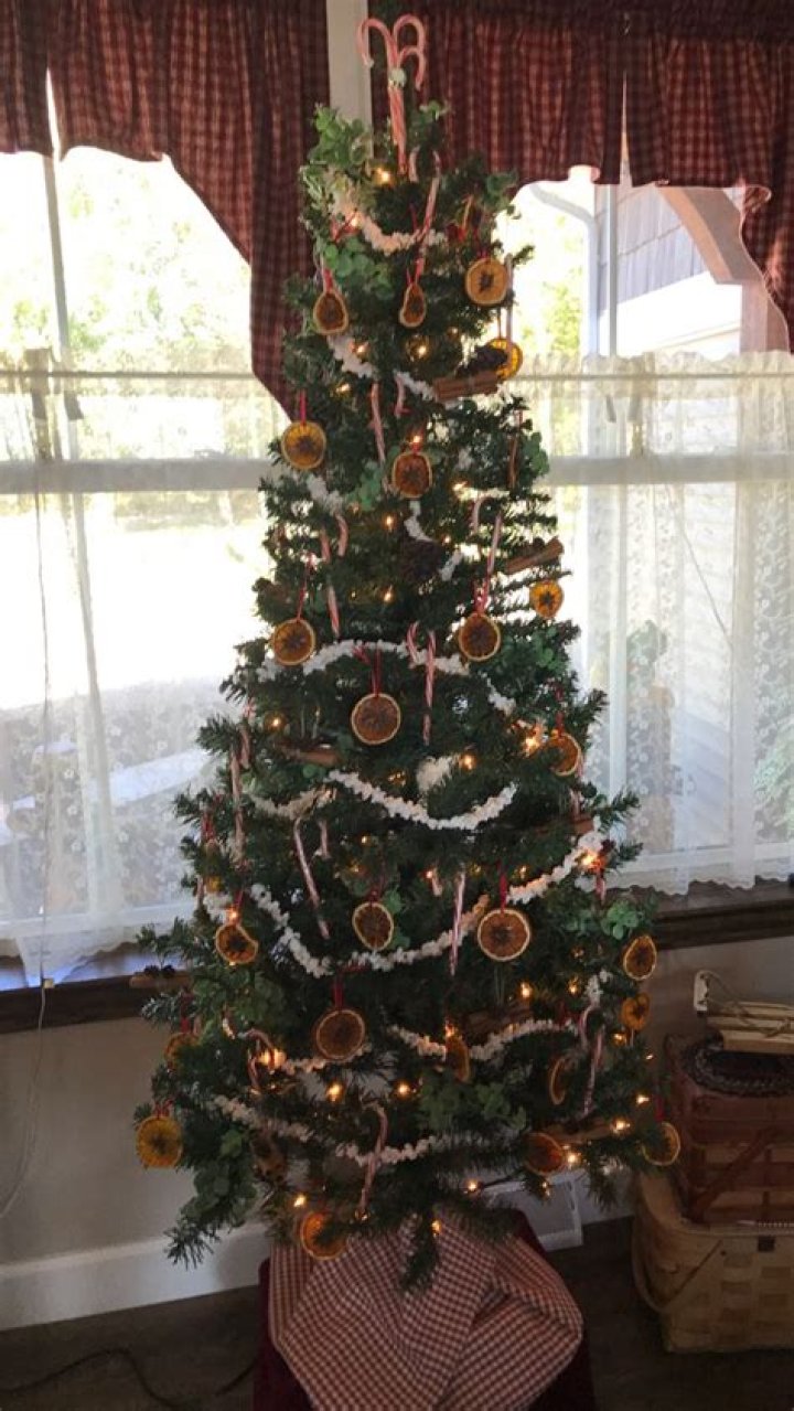 Why do Americans put popcorn on Xmas trees